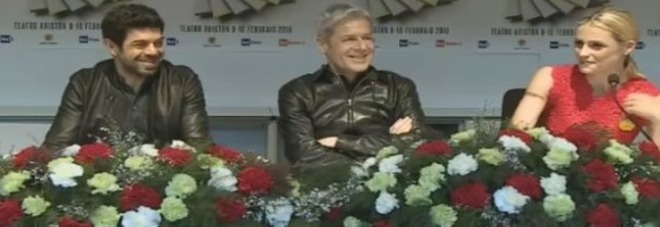 Sanremo: Claudio Baglioni fa piangere in diretta Michelle Hunziker Sanremo: Claudio Baglioni fa piangere in diretta Michelle Hunziker