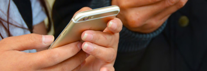 Multe ai pedoni distratti dal cellulare: incidenti stradali calano del 22%