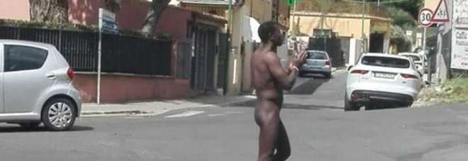 Roma, il violentatore di Caracalla è l'uomo nudo della foto virale: era stato arrestato tre giorni prima Roma, il violentatore di Caracalla è l'uomo nudo della foto virale: era stato arrestato tre giorni prima