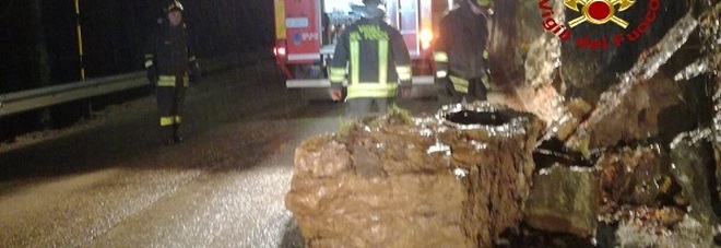 Macigno di oltre un metro cubo si stacca e frana sulla strada