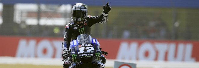 Assen, Vinales riporta al successo la Yamaha. Marquez secondo, cade Rossi