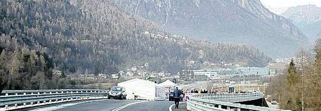 Tangenziale di Agordo, addio lunghe code: aperto il tratto che evita il centro Tangenziale di Agordo, addio lunghe code: aperto il tratto che evita il centro