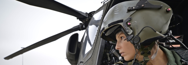 Pamela, unica a pilotare l elicottero Mangusta: «Io, top gun e mamma combatto senza paura»