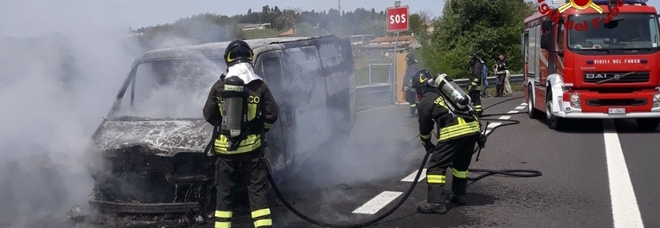 Il furgone prende fuoco
all'improvviso: l'autista
salva anche il carico