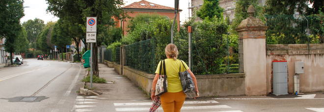 La strada dove la signora di novant’anni è stata scippata e scaraventata a terra La strada dove la signora di novant’anni è stata scippata e scaraventata a terra
