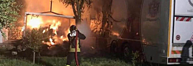 Esplode il portellone di un camion, morto vigile del fuoco: stava tentando di spegnere le fiamme