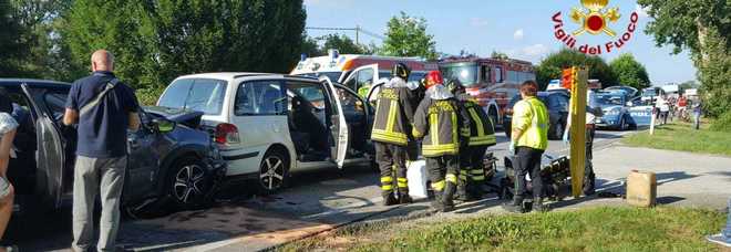 Scontro tra auto: tre feriti incastrati negli abitacoli, estratti e ricoverati /Foto Scontro tra auto: tre feriti incastrati negli abitacoli, estratti e ricoverati /Foto