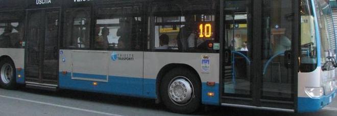 Esibiva genitali sul bus e si strofinava, ragazza fa arrestare il molestatore seriale Esibiva genitali sul bus e si strofinava, ragazza fa arrestare il molestatore seriale