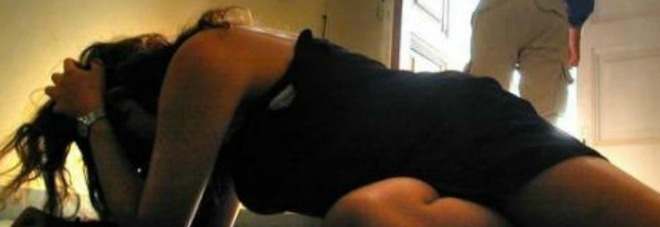 «Mi ha sequestrata
e costretta a fare sesso
estremo tutta la notte»