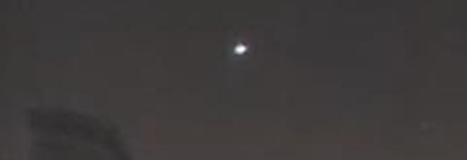 Meteorite, un frammento attraversa l'atmosfera: la palla di fuoco illumina il cielo nella notte