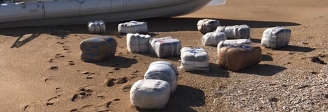 Una tonnellata di droga
in spiaggia: retata in corso
contro la banda di trafficanti