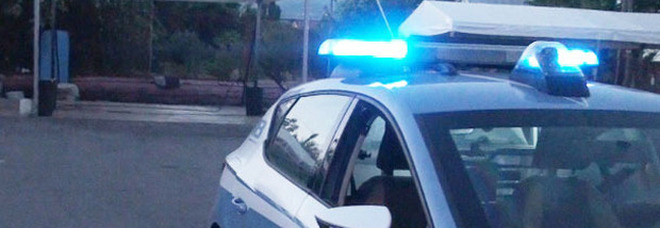 Non si ferma all'alt della polizia e investe l'agente che spara alle ruote della sua auto: fermato per tentato omicidio