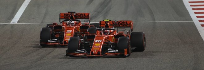 La Ferrari di Leclerc mentre supera quella di Vettel