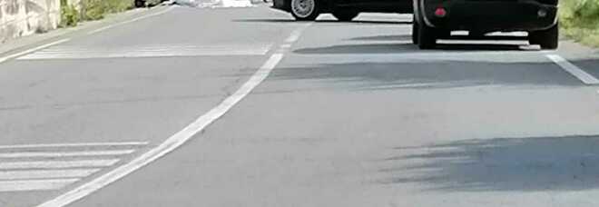 Scontro tra scooter ed auto davanti alle scuole di Fornole, muore operaio di 46 anni