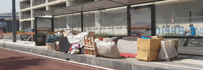 La capanna di rifiuti e cartoni creata dai clochard a via Marina La capanna di rifiuti e cartoni creata dai clochard a via Marina