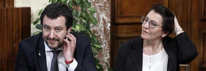 Migranti, la Marina salva 40 persone al largo della Libia. Nuovo scontro Lega-M5S, Salvini: porti chiusi Migranti, la Marina salva 40 persone al largo della Libia. Nuovo scontro Lega-M5S, Salvini: porti chiusi