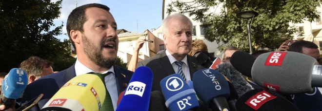 Migranti, Salvini vede Seehofer: asse Italia-Germania, frontiere protette Migranti, Salvini vede Seehofer: asse Italia-Germania, frontiere protette