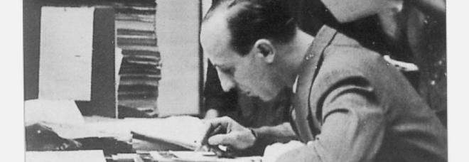 Valentino Bompiani rilegge le bozze dell'Almanacco 1930 presso la tipografia di Amilcare Pizzi Valentino Bompiani rilegge le bozze dell'Almanacco 1930 presso la tipografia di Amilcare Pizzi