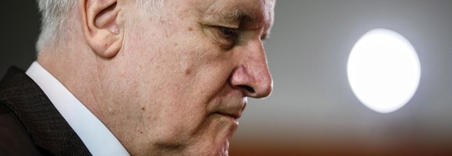 Migrante respinto dalla Germania si suicida, Seehofer nella bufera: «Non è colpa mia» Migrante respinto dalla Germania si suicida, Seehofer nella bufera: «Non è colpa mia»