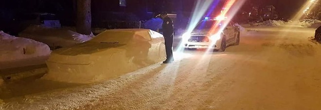 Crea una finta auto con la neve in divieto di sosta, la polizia lo multa Crea una finta auto con la neve in divieto di sosta, la polizia lo multa