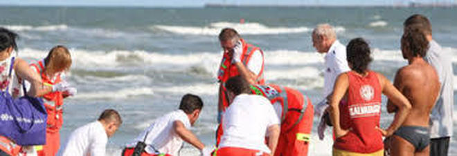 Entra in acqua e si sente male, 88enne salvato dall'infarto Entra in acqua e si sente male, 88enne salvato dall'infarto
