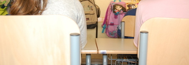Bagni unisex in una scuola elementare, genitori furiosi: «Le bambine sono imbarazzate, la trattengono fino a casa»