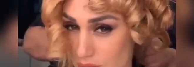 Cecilia Rodriguez cambia
look, eccola coi boccoli
biondi in stile anni '80
