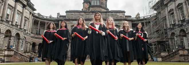 Le sette studentesse scozzesi che hanno ricevuto oggi la laurea al posto delle sette che furono cacciate