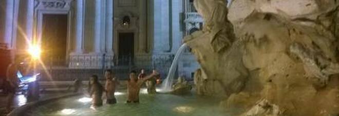 Selfie nella fontana dei Quattro Fiumi a piazza Navona: multa a Daspo per 3 turisti americani