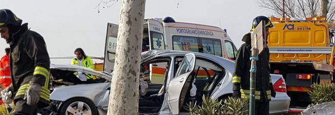 Schianto tra due auto
e un tir: in due muoiono
incastrati fra le lamiere