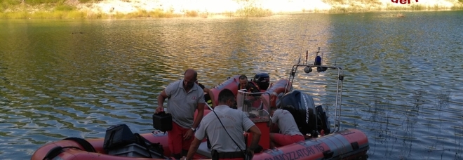 Si tuffa nel lago, trovato
all'alba il corpo
senza vita del giovane