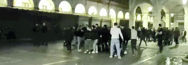 Baby gang, tutti a fare foto e video ma nessuno che abbia dato l'allarme Baby gang, tutti a fare foto e video ma nessuno che abbia dato l'allarme