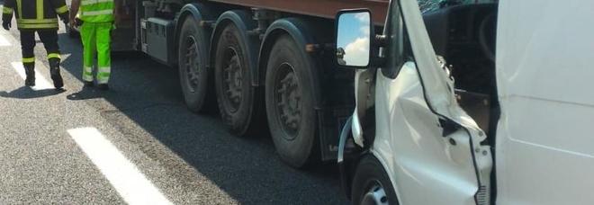 Tamponamento furgone-camion sul Passante Tamponamento furgone-camion sul Passante