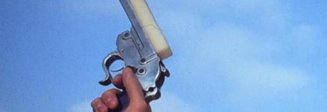 Brasile, adolescente di 15 anni spara alla testa al fratello minore per gioco Brasile, adolescente di 15 anni spara alla testa al fratello minore per gioco