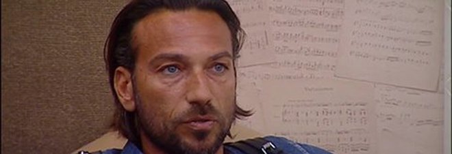 Signorini contro Costantino: "Inquietante". Lui scoppia a piangere