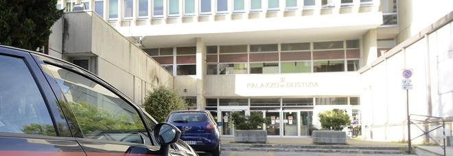 Picchia la compagna
davanti alla figlia
e la minaccia: «Ti fucilo»