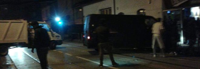 Raid rom: botte e terrore nel locale Poi col furgone spaccano la vetrina Raid rom: botte e terrore nel locale Poi col furgone spaccano la vetrina