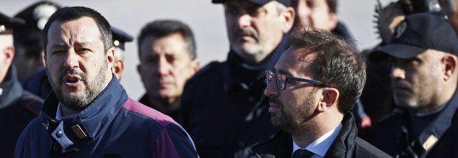Salvini e Bonafede a Ciampino per accogliere Battisti Salvini e Bonafede a Ciampino per accogliere Battisti