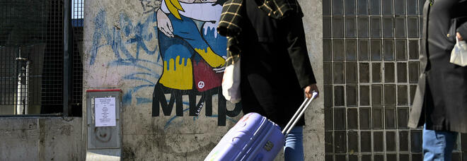 A Roma spunta un murales dove si abbracciano due donne in lacrime, una russa e l'altra ucraina