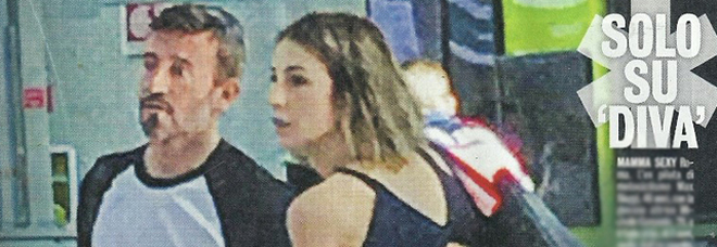 Max Biaggi innamorato: all'aeroporto con la nuova fidanzata Michelle Carpente Max Biaggi innamorato: all'aeroporto con la nuova fidanzata Michelle Carpente