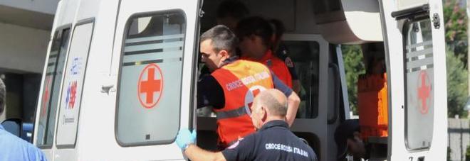 Auto investe due pedoni: uno lotta tra la vita e la morte Auto investe due pedoni: uno lotta tra la vita e la morte