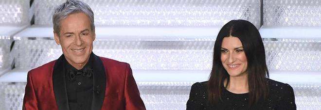 Sanremo 2018, Laura Pausini si esibisce ma lo schermo tv si oscura Sanremo 2018, Laura Pausini si esibisce ma lo schermo tv si oscura