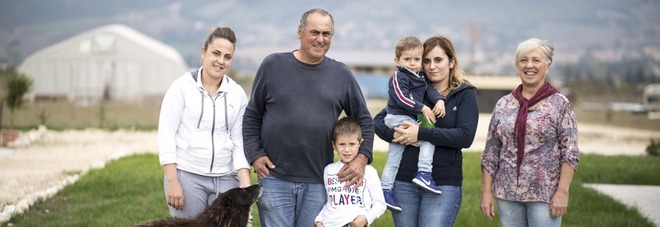 Al centro Alessia Brandimarte con la sua famiglia a Norcia area terremotata del Centro Italia