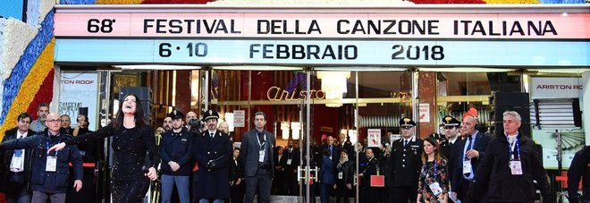 Sanremo, Standing Ovation per Laura Pausini che esce dall'Ariston e canta in mezzo ai fan