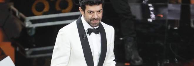 Favino in versione cameriere si autocritica: «Il Messaggero titolerà: "Una pizza al 4"» Favino in versione cameriere si autocritica: «Il Messaggero titolerà: "Una pizza al 4"»