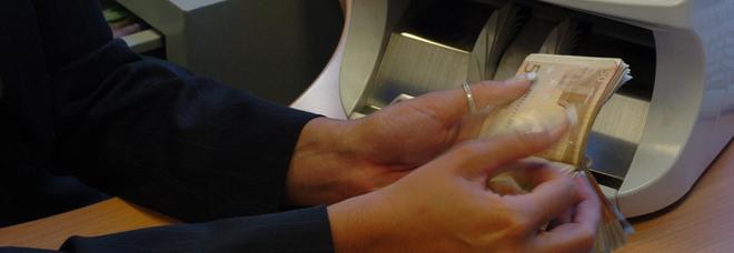 Bancari, firmato il nuovo contratto. Più 190 euro in busta paga e diritto alla disconnesione: niente mail fuori dall'orario di lavoro