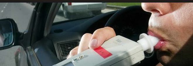 Ubriaco al volante, la moglie va a recuperarlo e lo prende a schiaffoni Ubriaco al volante, la moglie va a recuperarlo e lo prende a schiaffoni