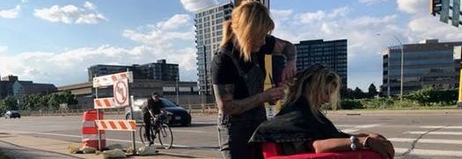Katie, la parrucchiera di strada: gira la città e taglia i capelli gratis ai senzatetto