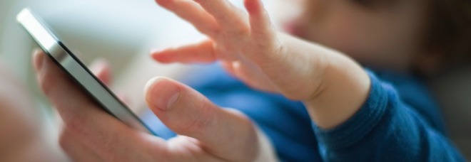 Dodicenne restituisce lo smartphone al papà: «È noioso, preferisco suonare la batteria» Dodicenne restituisce lo smartphone al papà: «È noioso, preferisco suonare la batteria»