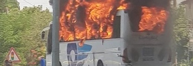 Bus a fuoco in autogrill, paura per 50 passeggeri: stavano andando a C'è posta per te